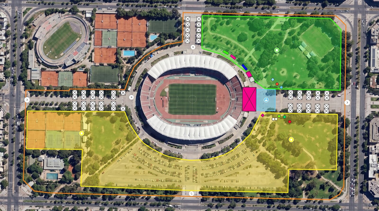Vista satelital del Estadio Nacional con las zonas del evento dibujadas encima: estacionamiento amarillo, público general verde, zona VIP celeste, escenario rosado y filas de toldos